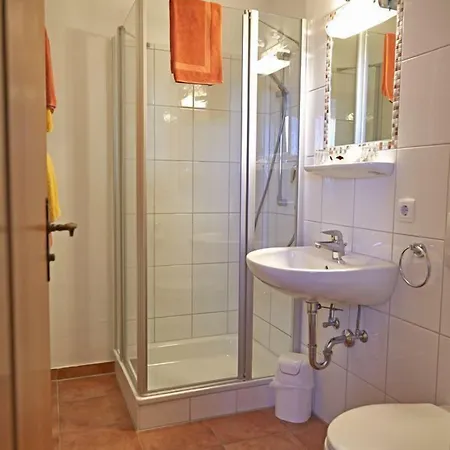 Gaestehaus Bauer Am Golfplatz 基姆湖畔普林