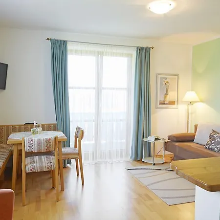 Gaestehaus Bauer Am Golfplatz 招待所 4*