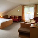 Gaestehaus Bauer Am Golfplatz Prien am Chiemsee