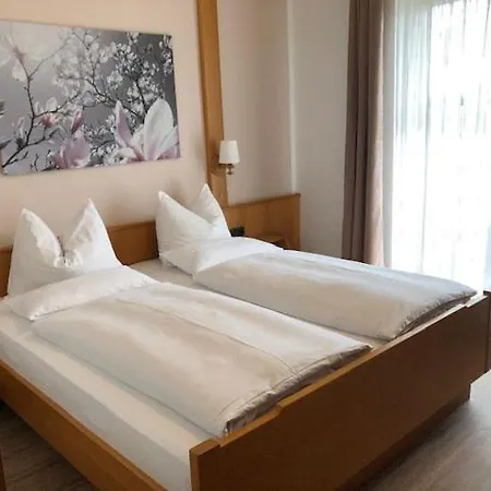 Gaestehaus Bauer Am Golfplatz ゲストハウス 4*