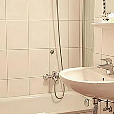 Gaestehaus Bauer Am Golfplatz ゲストハウス 4*