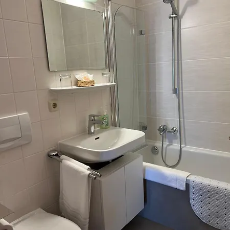 Gaestehaus Bauer Am Golfplatz ゲストハウス 4*