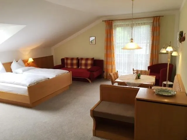 Gaestehaus Bauer Am Golfplatz Prien am Chiemsee